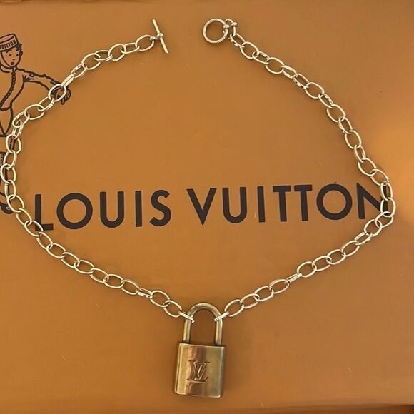 LV gold lock & key necklace - Picture 2 of 3